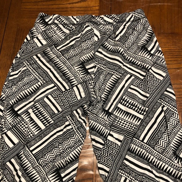 VS PINK Beach Pants. Size XS. Black and white patterned. Lounge. - Picture 3 of 5